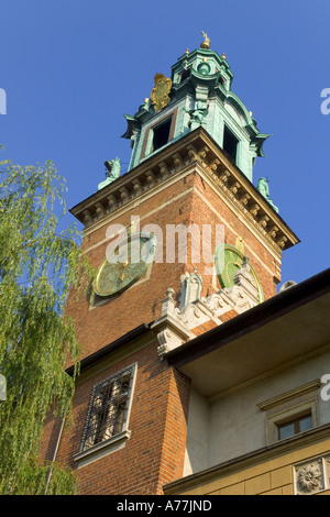 Una vista della cattedrale di Wawel torre dell orologio all'interno dei terreni del complesso del Wawel a Cracovia. Foto Stock
