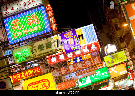 Insegne al neon con testo in cinese lungo la Nathan Road di Hong Kong di notte. Foto Stock