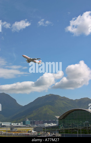 Aereo in fase di decollo dall'aeroporto Chek Lap Kok di Hong Kong Cina Foto Stock