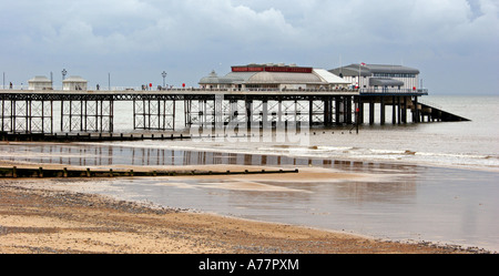 Pavilion Theatre sulla fine del Cromer Pier a Norfolk, Inghilterra, Regno Unito Foto Stock