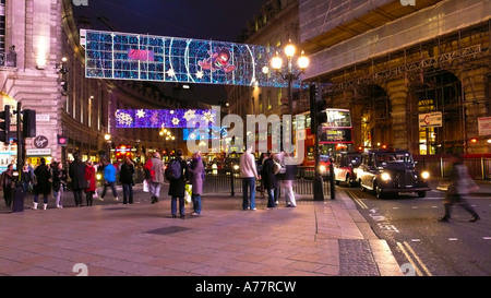 Le decorazioni di Natale all'angolo tra Regents Street e Piccadilly Circus a Londra Foto Stock