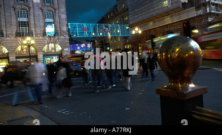 Le decorazioni di Natale all'angolo tra Regents Street e Piccadilly Circus a Londra Foto Stock