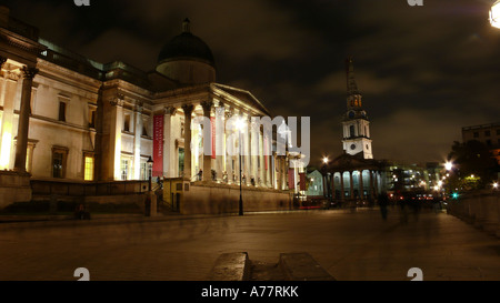 La National Gallery in Trafalgar Square a Londra di notte in novembre Foto Stock