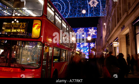 Le decorazioni di Natale all'angolo tra Regent Street e Piccadilly Circus a Londra Foto Stock