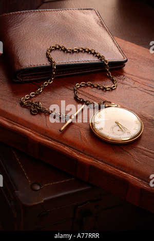 Orologio da tasca, portafogli e cuoio libro rilegato Foto Stock