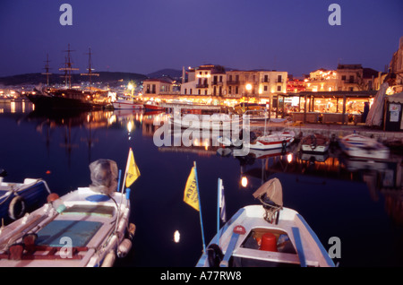 Grecia Creta occidentale Rethymno porto di notte Foto Stock