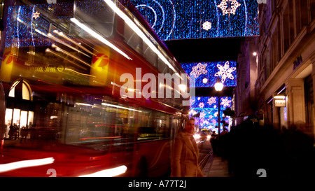 Le decorazioni di Natale all'angolo tra Regent Street e Piccadilly Circus a Londra Foto Stock