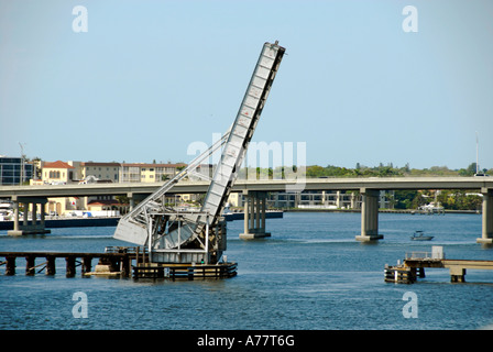 Contrappesato ponte treno attraversa il fiume Manatee a Bradenton e Palmetto Florida FL FLA Foto Stock