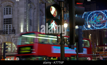 Le decorazioni di Natale all'angolo tra Regents Street e Piccadilly Circus a Londra Foto Stock