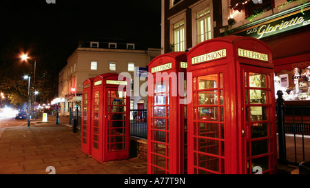 Red cabine telefoniche nel West End di Londra a Knightsbridge Foto Stock