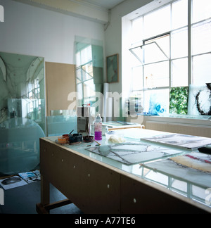 Designer s studio con finestra sul banco di lavoro e strumenti Foto Stock