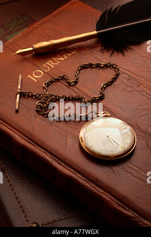 Antico orologio da tasca, rilegati in pelle ufficiale e quill Foto Stock