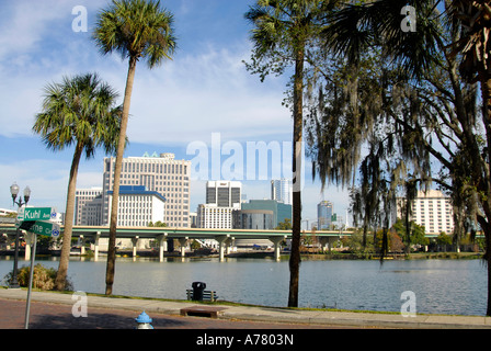 Skyline di Orlando in Florida presso il Lago di Lucerna Foto Stock