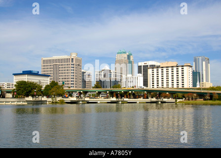 Skyline di Orlando in Florida presso il Lago di Lucerna Foto Stock