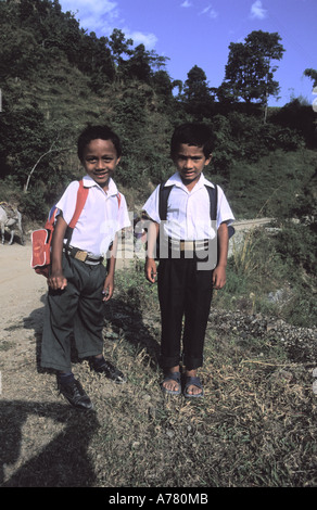 Il nepalese bambini vestiti in uniformi di scuola nella regione di Besisahar Nepal Foto Stock