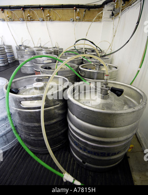 Cambiando i barili di birra in pub cantina Foto Stock