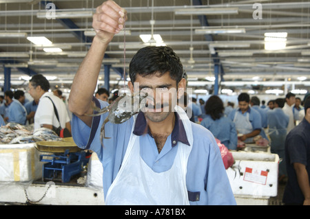 Uomo con il granchio al mercato del pesce DEIRA DUBAI Foto Stock