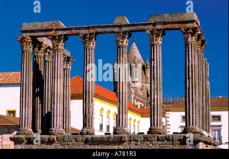 Romano tempio di Diana del 2° 3° secolo che domina il centro storico di Evora Evora Alentejo Portogallo Foto Stock