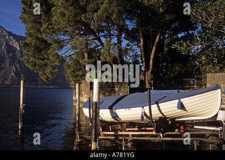 Una piccola barca tirata fino al di sopra del lago Ceresio durante l inverno in Svizzera Foto Stock