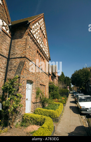 Il Cheshire Regno Unito Vale Royal grande Budworth Vittoriano costruito in mattoni casa nel villaggio di Main Street Foto Stock