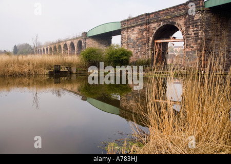 Il Cheshire Regno Unito Vale Royal Northwich Patrimonio Industriale vecchio Weaver navigazione dock a secco sotto il ponte ferroviario Foto Stock