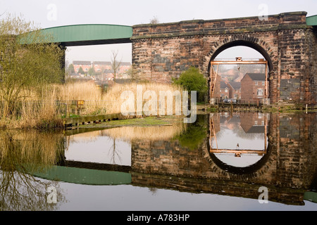 Il Cheshire Regno Unito Vale Royal Northwich Patrimonio Industriale vecchio Weaver navigazione dock a secco sotto il ponte ferroviario Foto Stock