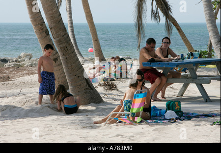 Giornale Distributori Automatici vista incredibile infinito infinito strada acqua vasto waterfront America Americhe spiagge Spiaggia Foto Stock