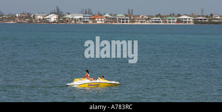 Giornale Distributori Automatici vista incredibile infinito infinito strada acqua vasto waterfront America Americhe spiagge Spiaggia Foto Stock