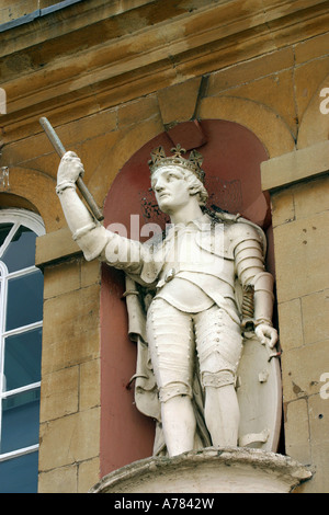Regno Unito Galles Gwent Monmouth Agincourt Square Enrico V statua sulla Shire Hall Foto Stock