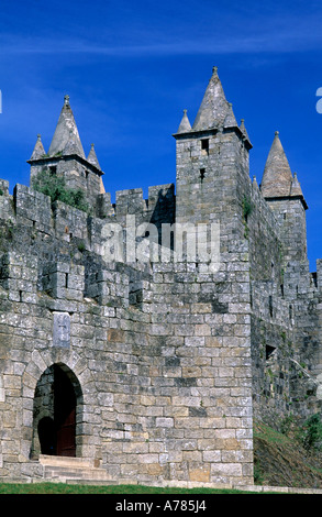 Ingresso principale, le mura e le torri, il Castello di Santa Maria da Feira, Santa Maria da Feira, regione di Beiras, Portogallo Foto Stock