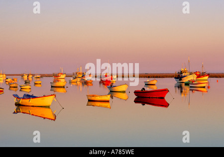 Ancoraggio barche presso la Ria Formosa, Santa Luzia, Tavira, Algarve, PORTOGALLO Foto Stock