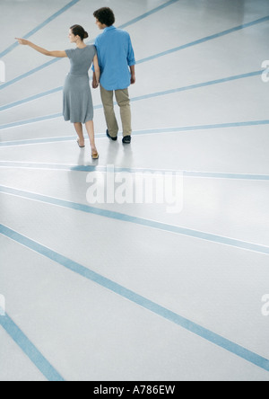 Giovane a piedi, donna rivolti a piena lunghezza e angolo alto vista posteriore Foto Stock
