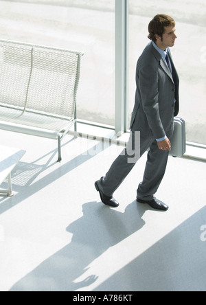 Imprenditore a piedi con valigetta, a lunghezza piena, ad alto angolo di visione Foto Stock