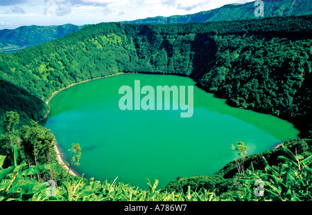 Il lago Lagoa Rasa in un antico cratere vulcanico, isola Sao Miguel Azzorre, Portogallo Foto Stock