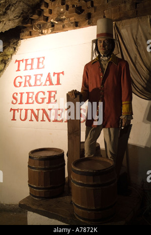 Dh il Grande Assedio Gallerie Rocca di Gibilterra Gibilterra Waxwork soldato britannico la polvere da sparo di barili inizio del display del tunnel Foto Stock