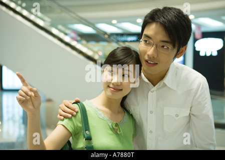 Matura in mall, donna rivolta Foto Stock