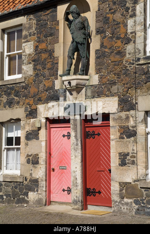 Dh Robinson Crusoe statua LOWER LARGO FIFE statua segnando il cottage dove Alexander Selkirk è nato Foto Stock