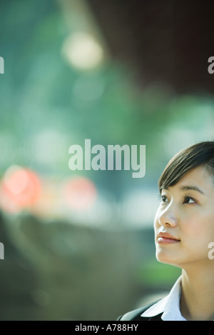 Donna che guarda a distanza parziale Foto Stock