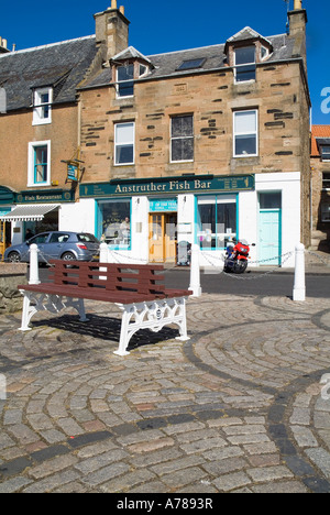 dh Scottish Fish Bar Restaurant ANSTRUTHER EAST NEUK Fife SCOZIA Area con posti a sedere in ciottoli, famoso Fish chip Shop, caffetteria di pesce anteriore Foto Stock