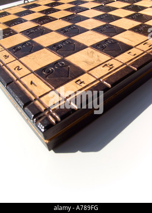 Chess Checkers Board su sfondo bianco Foto Stock