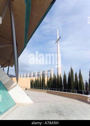 Croce ed il campanile della nuova chiesa di Padre Pio in San Giovanni Rotondo di Renzo Piano - Foggia, Puglia, Italia, Europa Foto Stock