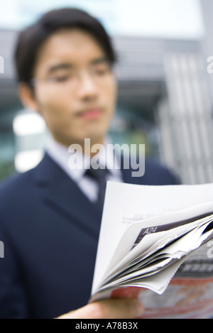 Imprenditore azienda giornale, concentrarsi sul giornale in primo piano Foto Stock