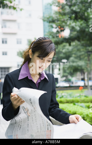 Imprenditrice quotidiano di lettura Foto Stock