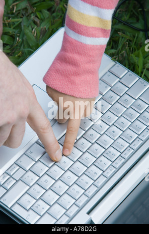 Bambino e Adulto mani premendo i tasti sulla tastiera Foto Stock