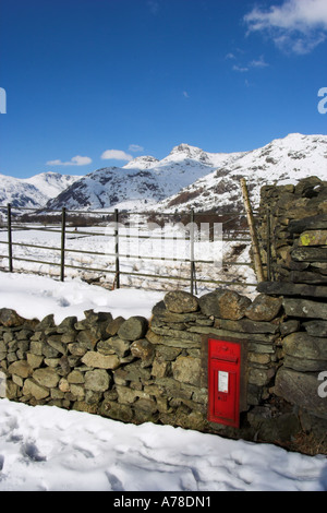 Red post box nella neve in grande Langdale nel distretto del lago in inverno Foto Stock