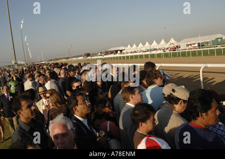 Gli spettatori a Dubai World Cup riunione Foto Stock