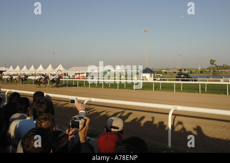 Gli spettatori e cavalli a Dubai World Cup riunione Foto Stock