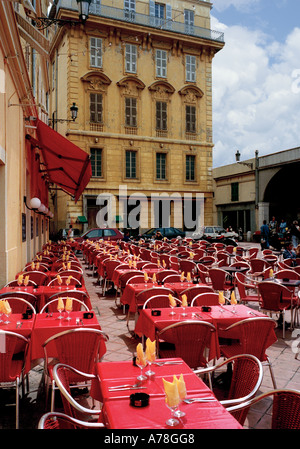 Nice Cote d Azur Francia - un mare di rosso tovaglie al di fuori di un ristorante sul Cours Saleya area di mercato Foto Stock