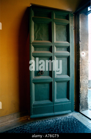 Un imponente portone custodisce l'entrata di uno dei tanti palazzi antichi in Vaticano, Roma Foto Stock