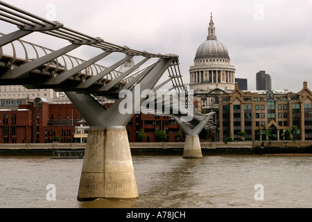 Regno Unito Londra Millennium ponte che attraversa il fiume Tamigi vicino alla Cattedrale di St Paul Foto Stock